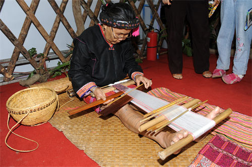 黎族阿婆与黎锦 摄影：张峰.JPG