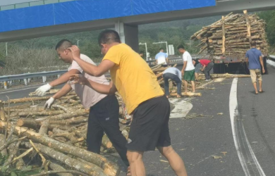“雷锋精神”在闪耀